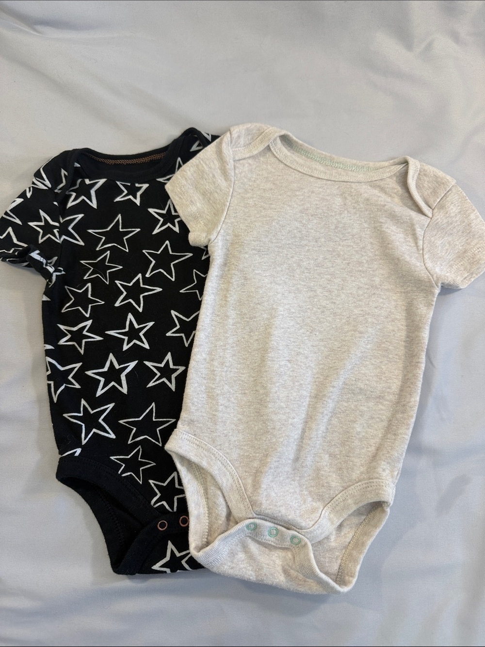 cloud island Black Star & Light Gray Short-Sleeve Baby Bodysuit Set